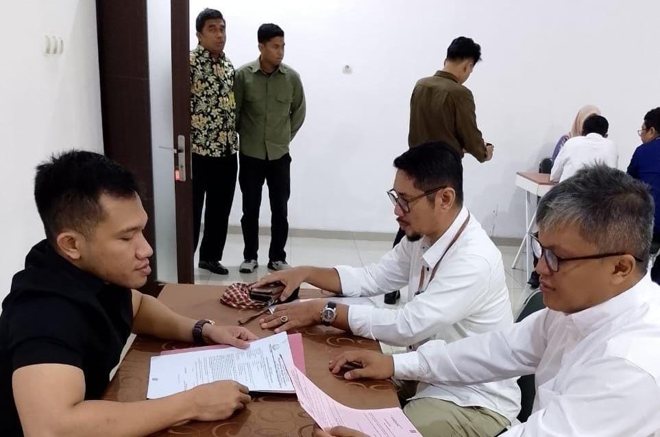 Tersangka dugaan korupsi Masjid Agung Madaniyah Karanganyar dilimpahkan ke JPU Kejari Karanganyar, Jumat (19/9/2025). (Rudi Hartono/Radar Solo)