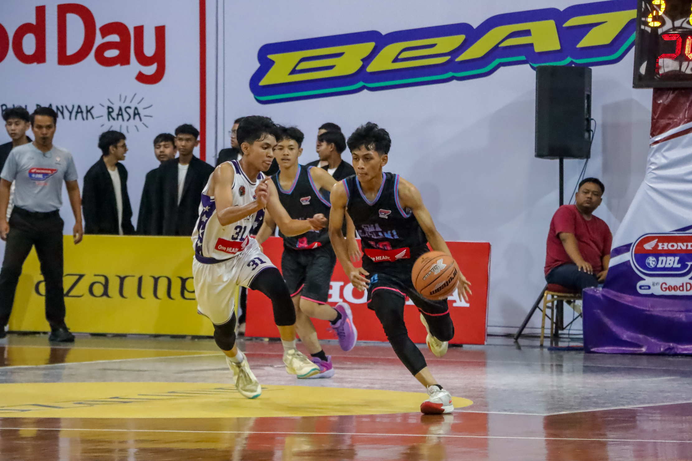 Pertandingan SMA Diponegoro vs SMA Al Islam Surakarta di Sritex Arena dalam ajang Honda DBL 2025.