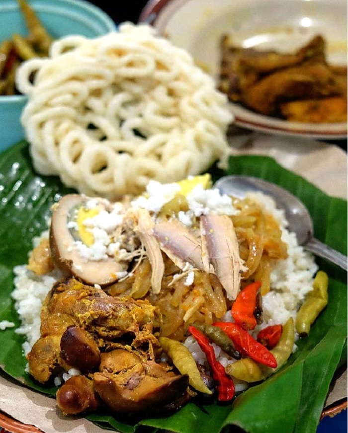 Sejarah dan filosofi nasi liwet Solo, kuliner legendaris yang jadi ikon Kota Budaya dan favorit wisatawan.