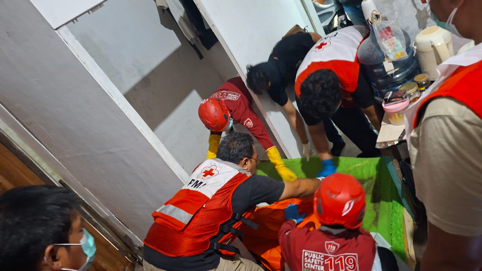 Pria 54 tahun ditemukan meninggal di barbershop Sragen. Diduga sudah 3 hari tak bernyawa, polisi pastikan korban meninggal karena sakit.