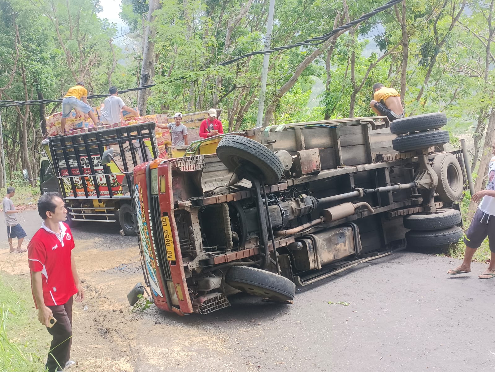 Truk muatan 2,5 ton terguling di Jalur Tunggangan, Jatiroto-Tirtomoyo. Evakuasi lancar, tak ada korban jiwa.