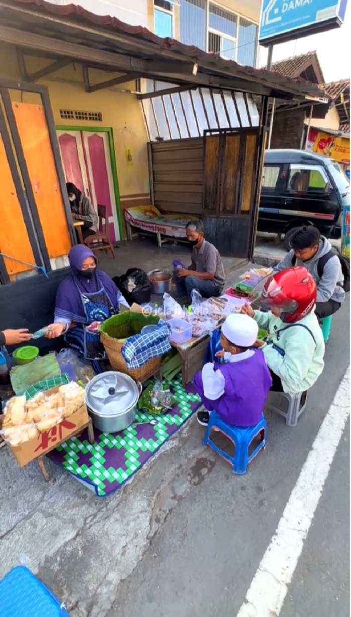 Nasi Liwet Mbak Ani Solo selalu ramai setiap pagi. Seporsi Rp6.000 dengan lauk lengkap jadi buruan warga, mahasiswa, dan pekerja.