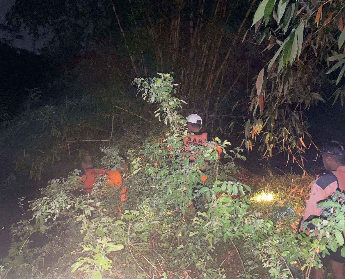 Tim SAR Gabungan saat menyisir tepi Sungai Bengawan Solo untuk mencari keberadaan Tri Widodo.
