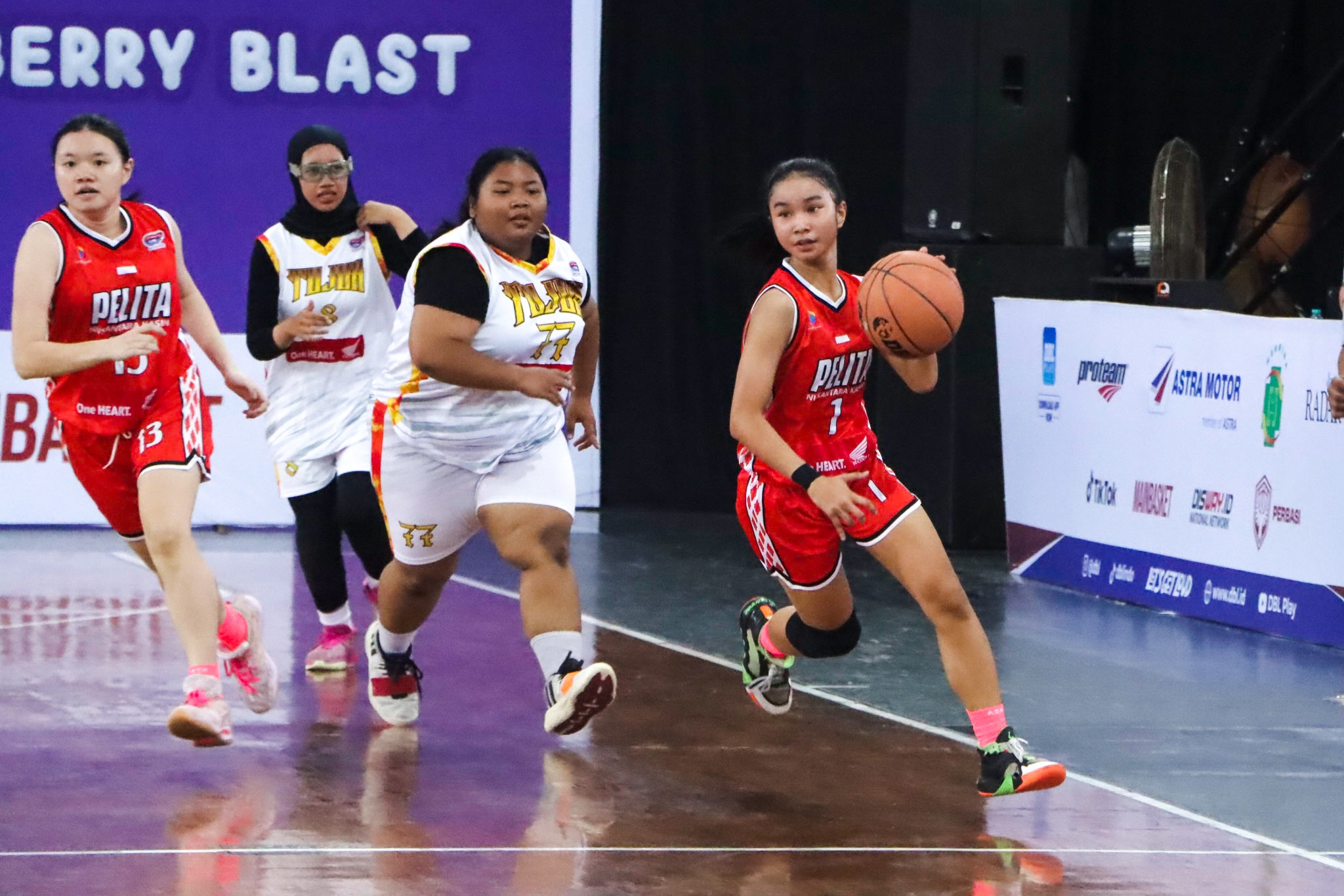 BERPRESTASI: Nabila Carissa Ramadhani saat bermain dengan SMA PNK Surakarta di Sritex Arena.