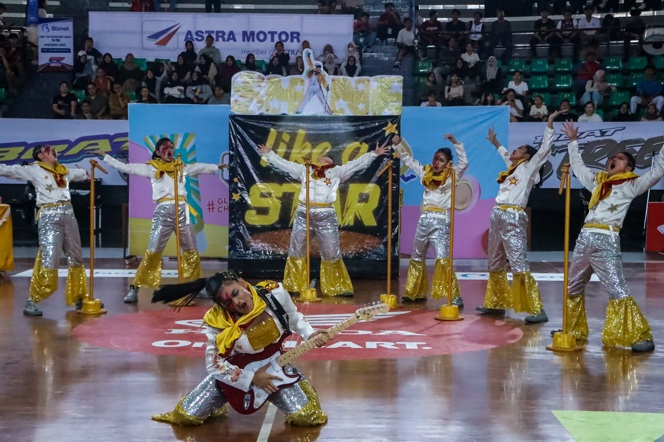 TOTALITAS: Infinite Dance Crew Regpac saat perform di ajang Azarine DBL Dance Competition di Sritex Arena.