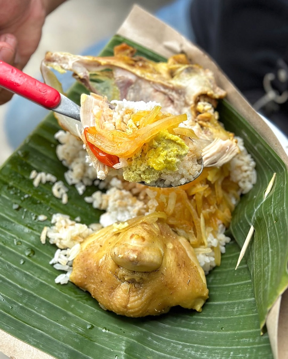 Sego Liwet Mbah Sati Grogol, kuliner malam murah Rp5.000 dengan lauk balungan ayam gurih, favorit pecinta kuliner Solo Raya.