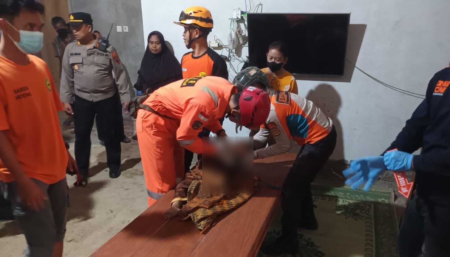 Balita 2,5 tahun di Karanganyar meninggal dunia setelah tercebur sumur sedalam 15 meter, evakuasi dilakukan tim gabungan.