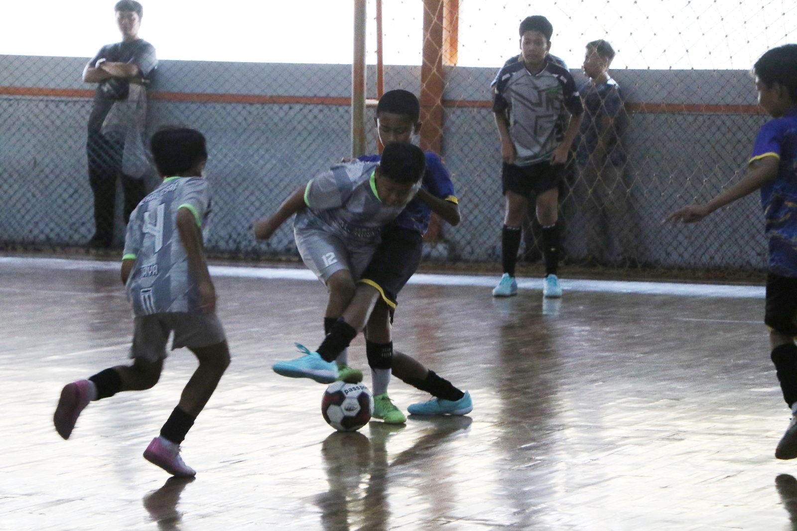 MIN 9 Sragen bertanding melawan SDIT muhammadiyah Al Kautsar di ajang Jawa Pos Radar Solo Junior Kickoff 2025 di Futsal Center Singopuran, Kartasura, Sabtu (20/9).