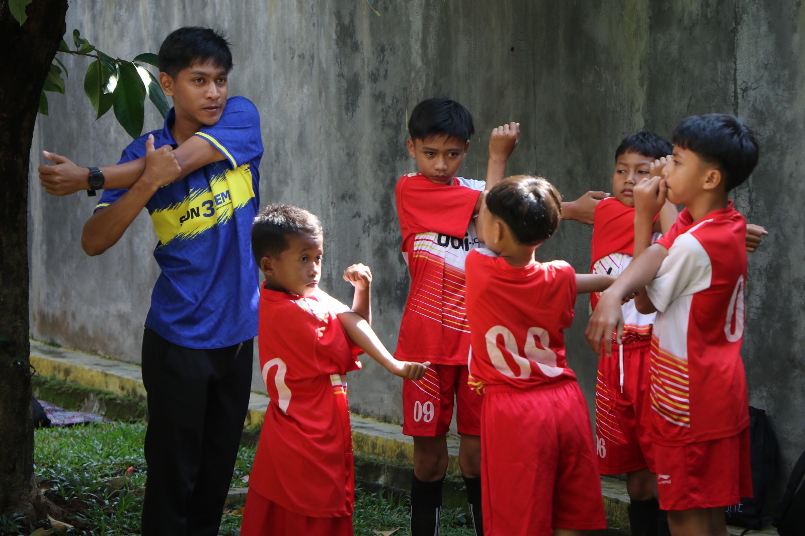 Peserta melakukan peregangan sebelum bertanding.