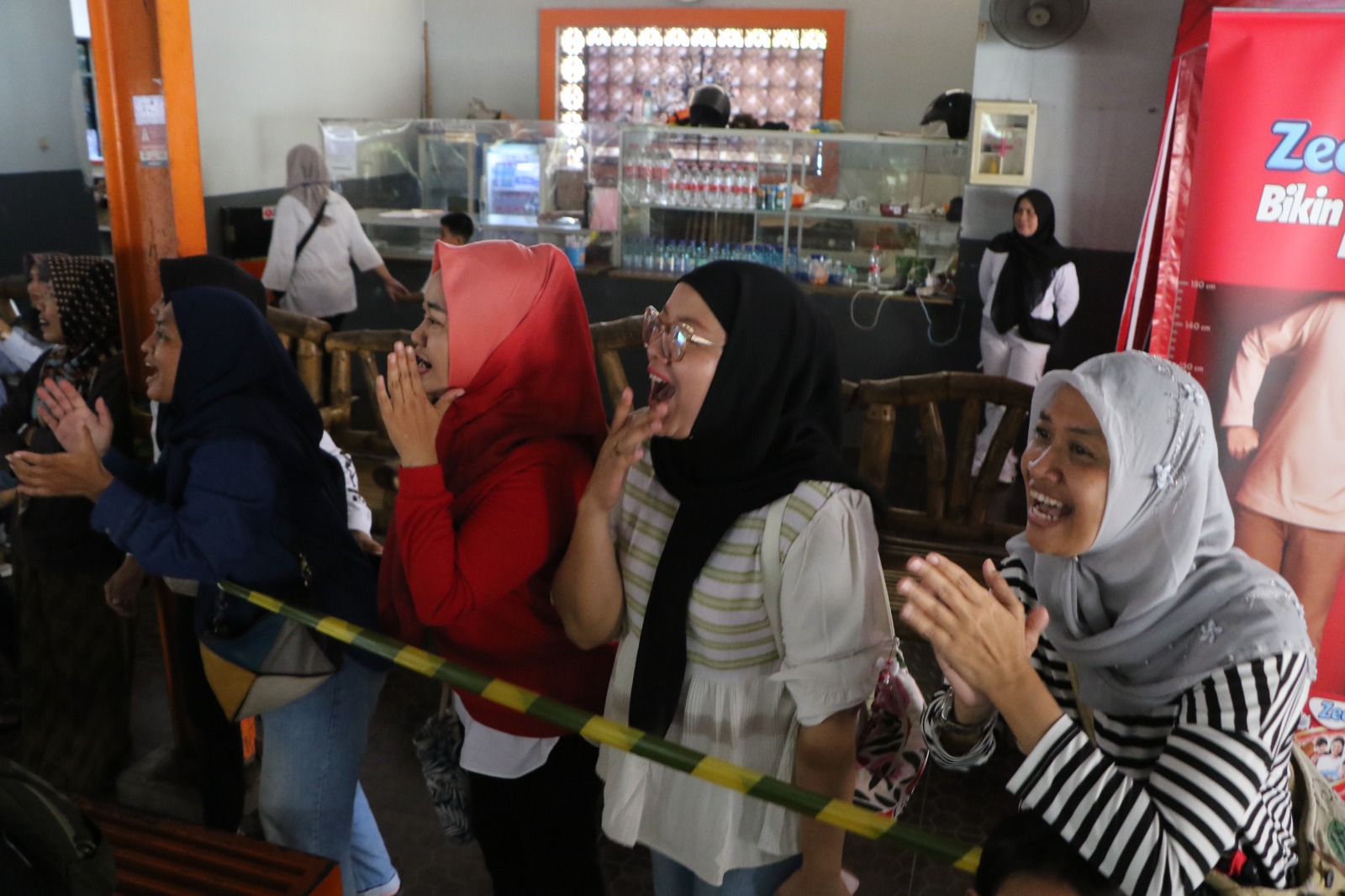 Orang tua peserta ikut histeris saat mendukung sekolah anak mereka bertanding.