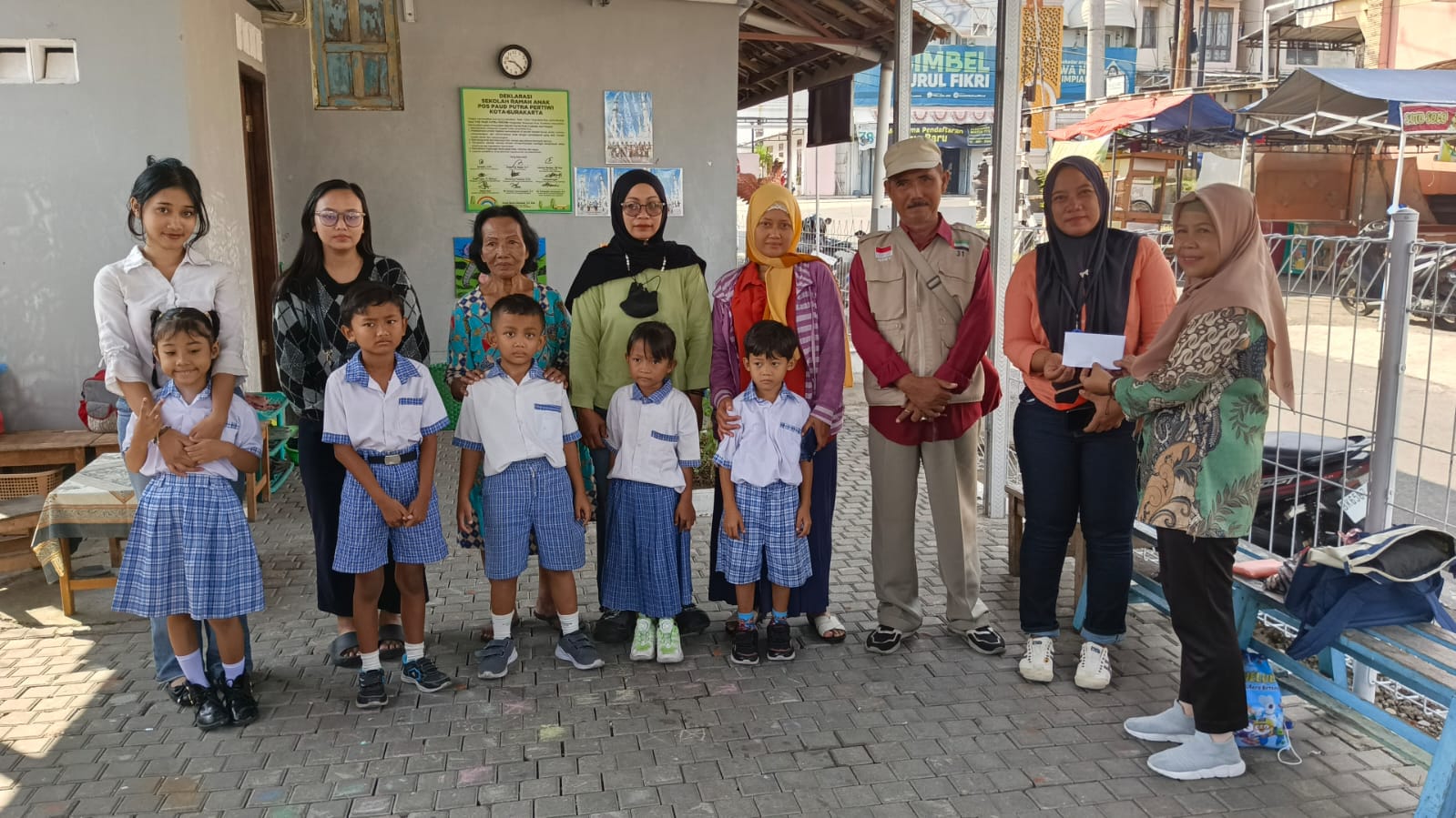 Bantuan sembako kepada warga yang membutuhkan&nbsp;dan peduli pendidikan. (Ist)
