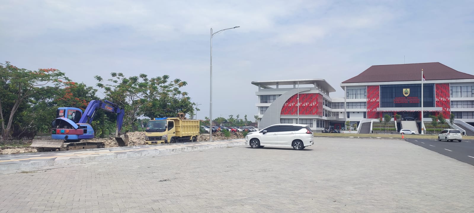 Proyek pembangunan toilet umum dan lahan parkir di Kantor Terpadu Pemkab Sragen. (Ahmad Khairudin/Radar Solo)