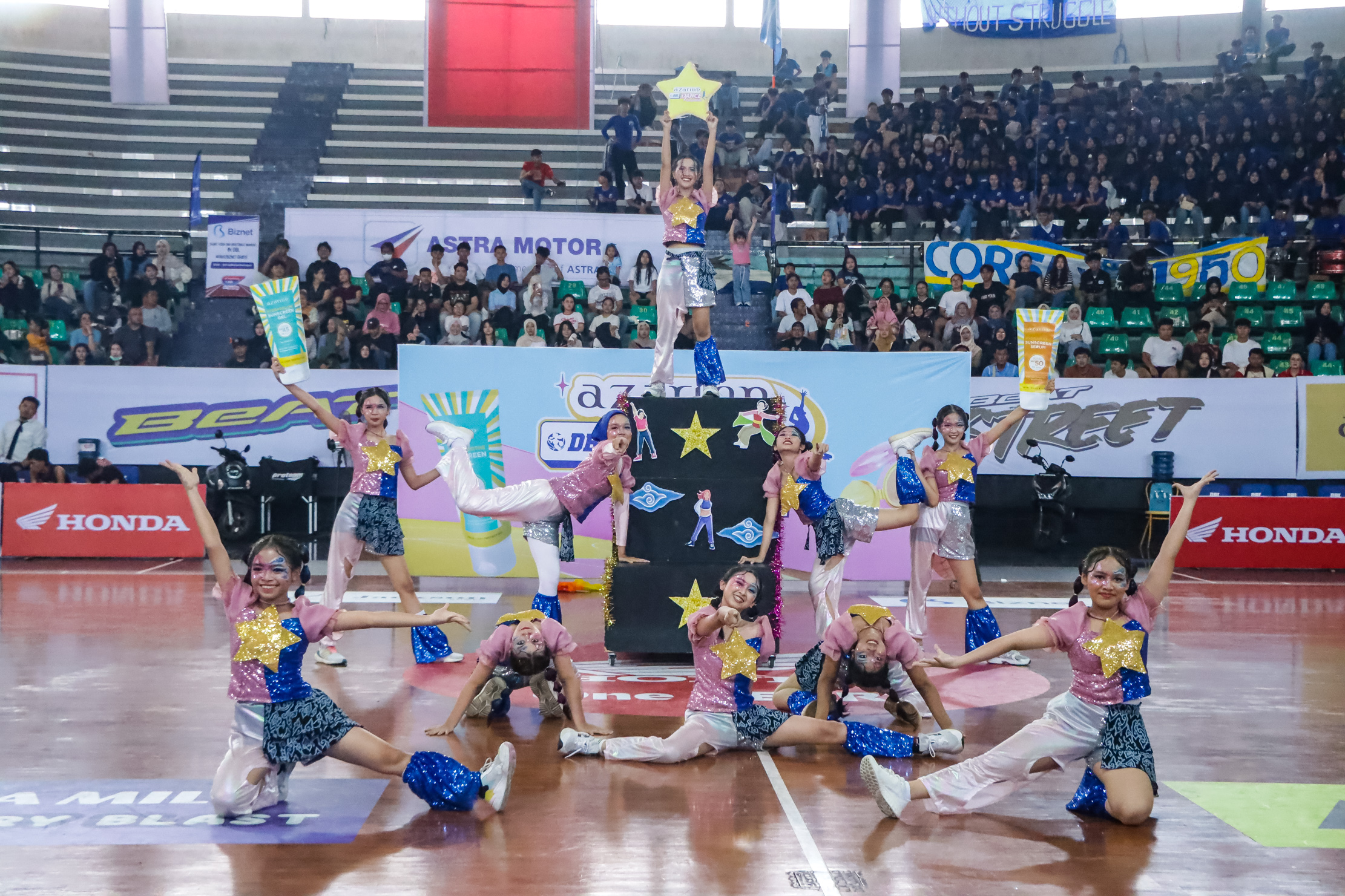 Euforia saat perform di ajang Azarine DBL Dance Competition di Sritex Arena, Minggu (21/9/2025).