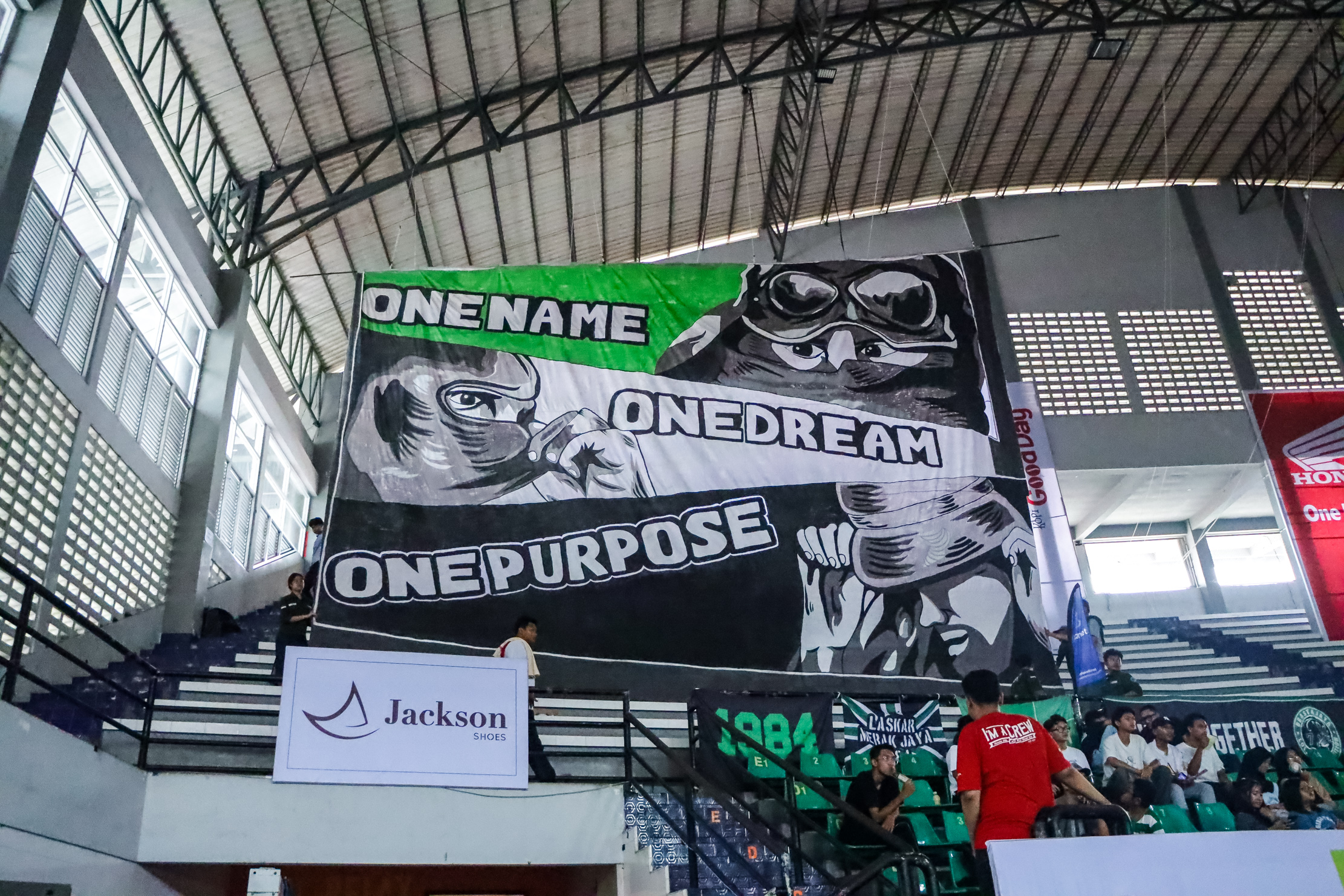 Koreo suporter SMAN 7 Surakarta saat mendukung timnya berlaga di Sritex Arena.