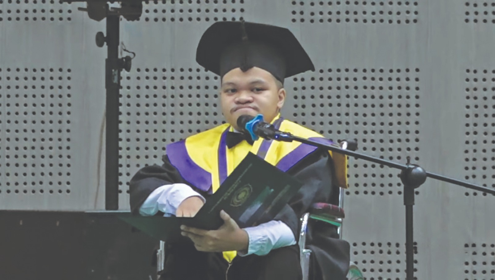 Muhammad Arif Raharjo disabilitas Prodi Psikologi UMS saat wisuda, Sabtu (20/19).