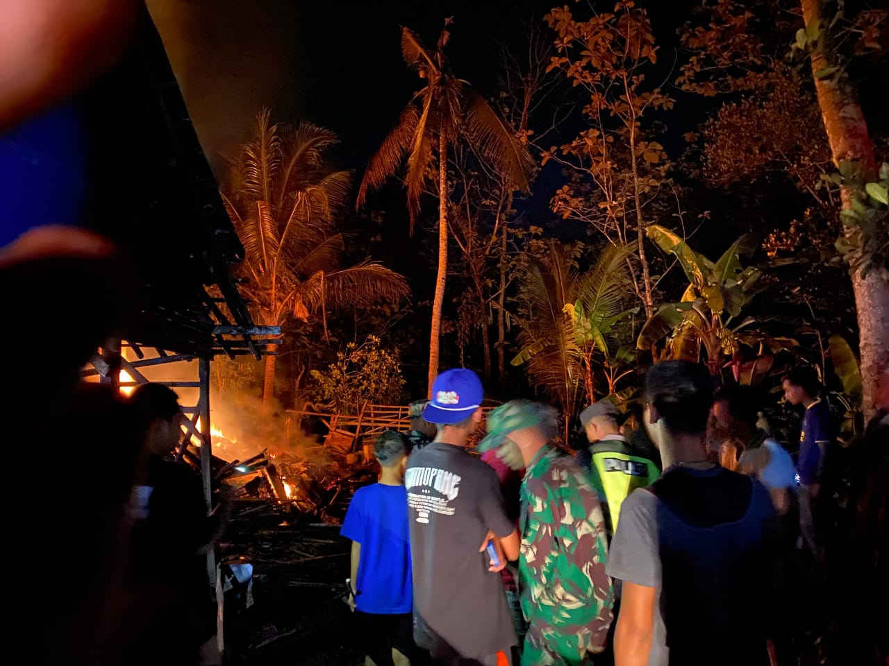 Kandang sapi dan dapur milik Parjono, warga Dusun Sempor RT 02 RW 02 Desa Dawungan, Kecamatan Jatiroto, Wonogiri terbakar, Sabtu (21/9/2025).