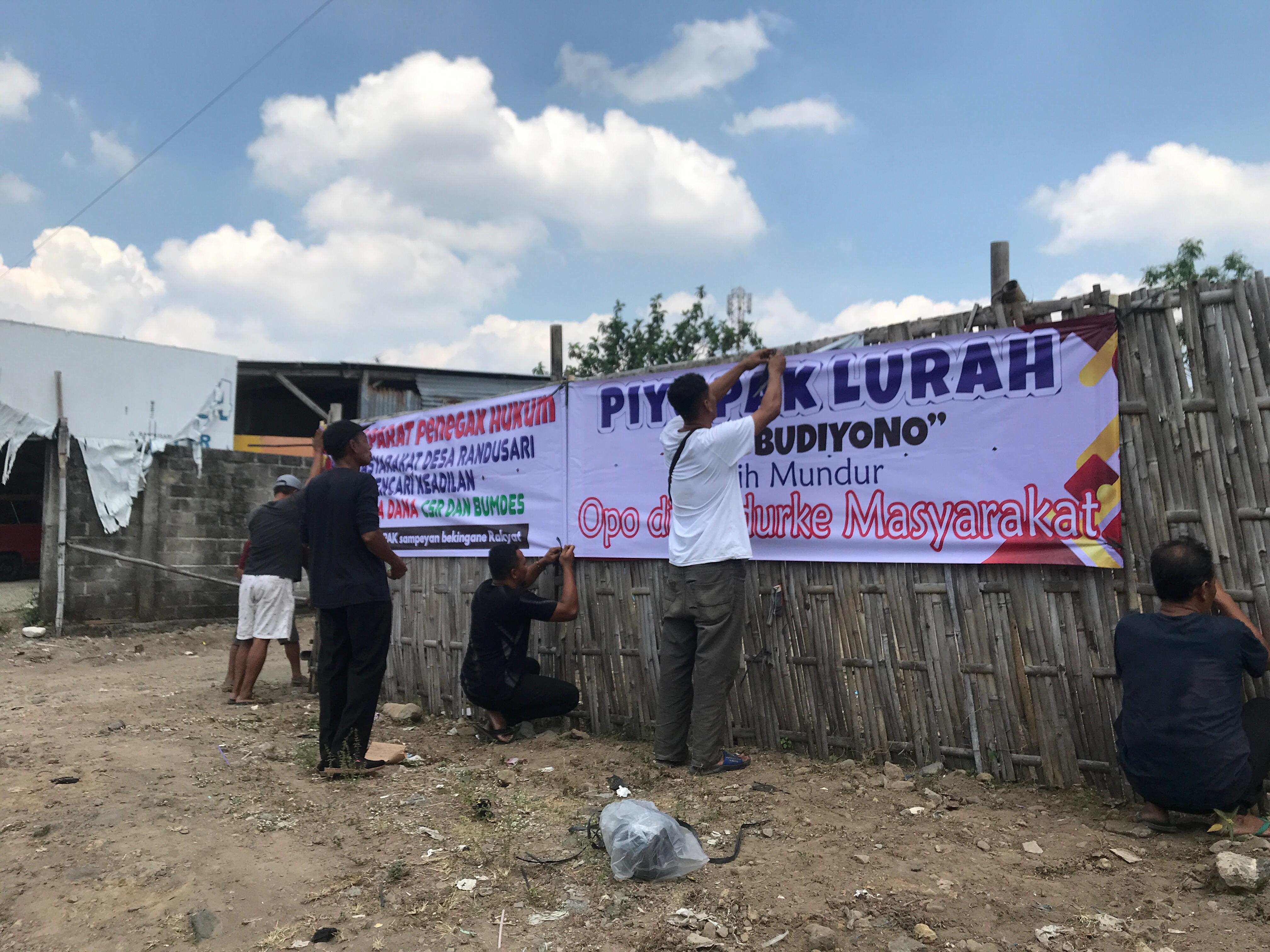 Warga Desa Randusari, Kecamatan Teras, Boyolali memasang spanduk berisikan sindiran kepada Satu Budiyono, kades setempat, Minggu (21/9/2025).