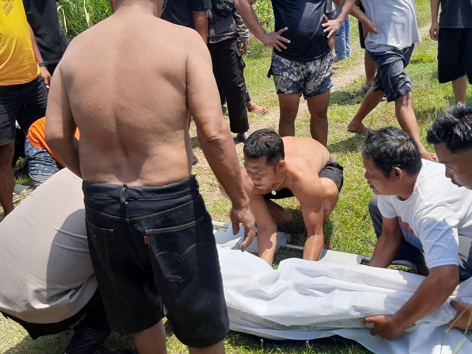 Evakuasi jasad Z, 14, warga Solo yang tenggelam di saluran irigasi Colo Timur, Desa Wirun, Mojolaban, Sukoharjo, Minggu (21/9/2025).