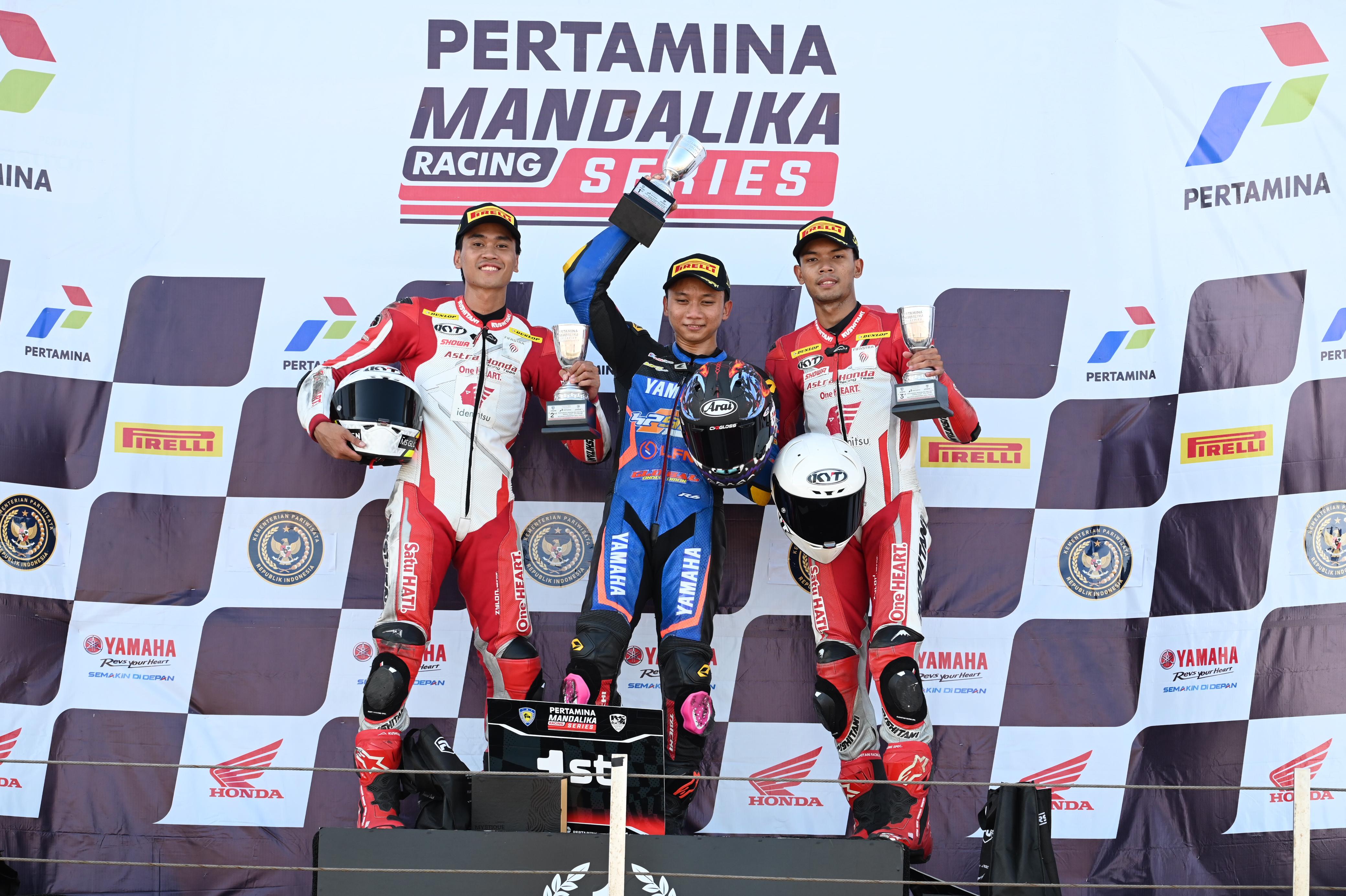 Pembalap AHRT #46 Herjun Atna Firdaus dan #21 M Adenanta Putra kuasai podium Mandalika Racing Series 2025.
