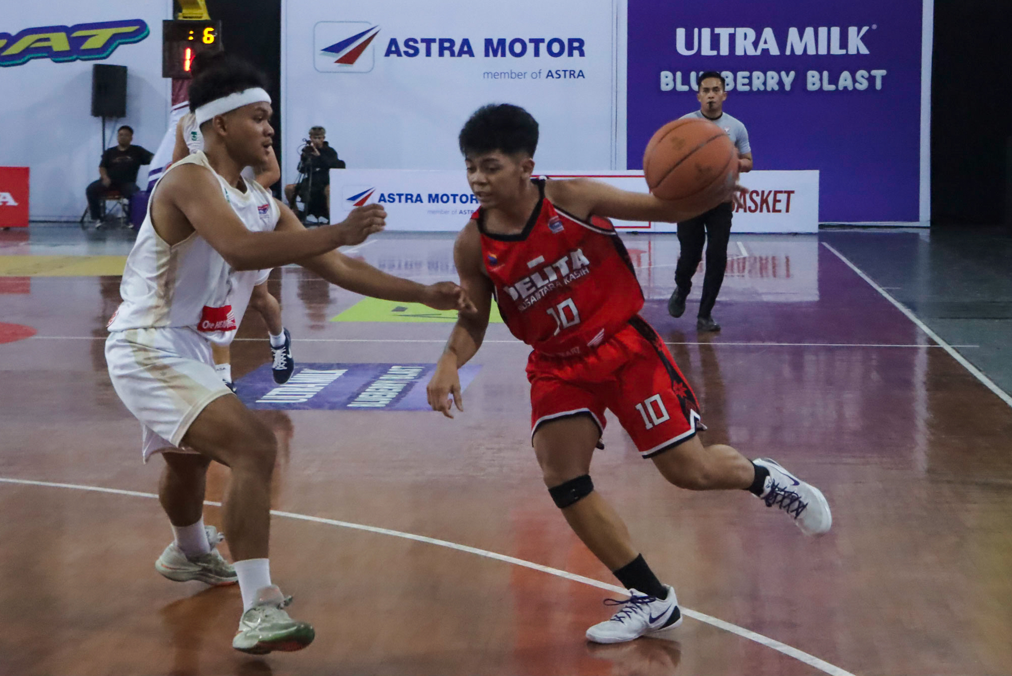 SARAT GENGSI: Pertandingan SMA PNK Surakarta melawan SMA Regina Pacis Surakarta di Sritex Arena, Senin (22/9/2025).