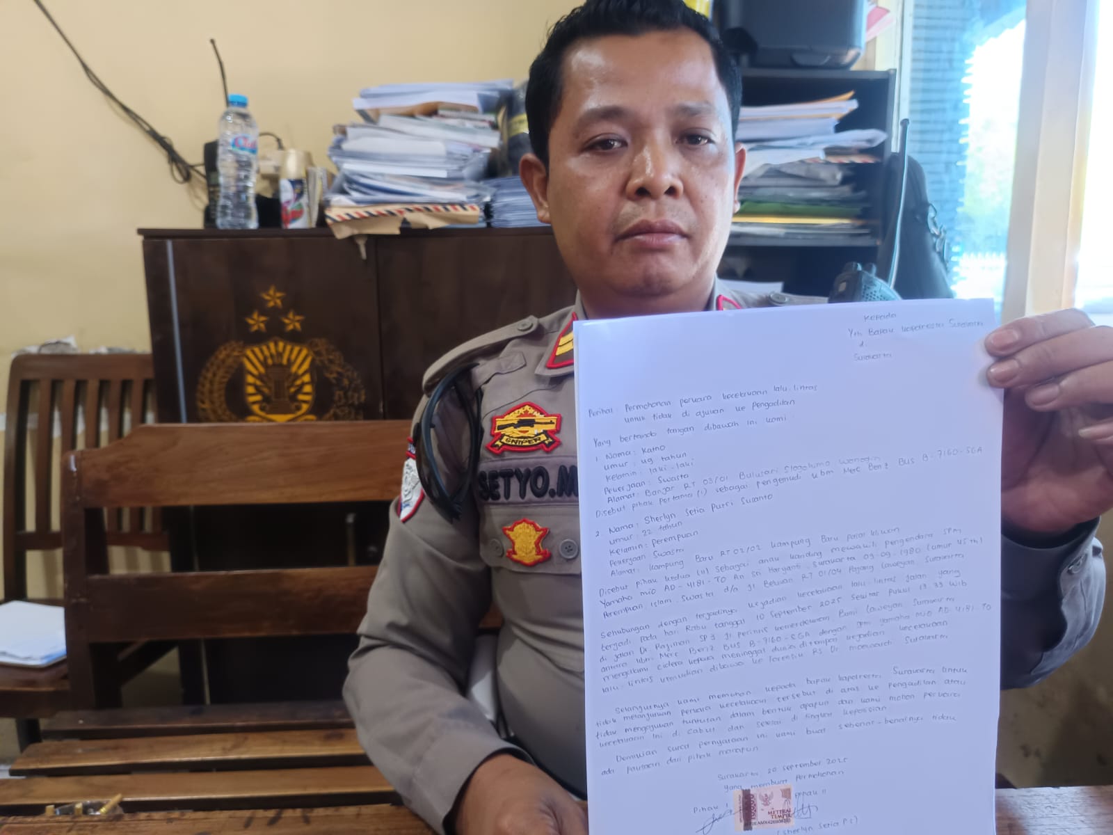 Kepolisian memperlihatkan kesepakatan damai dalam Kasus kecelakaan maut yang menimpa Bus AKAP Mahardika dan sepeda motor Yamaha Mio.