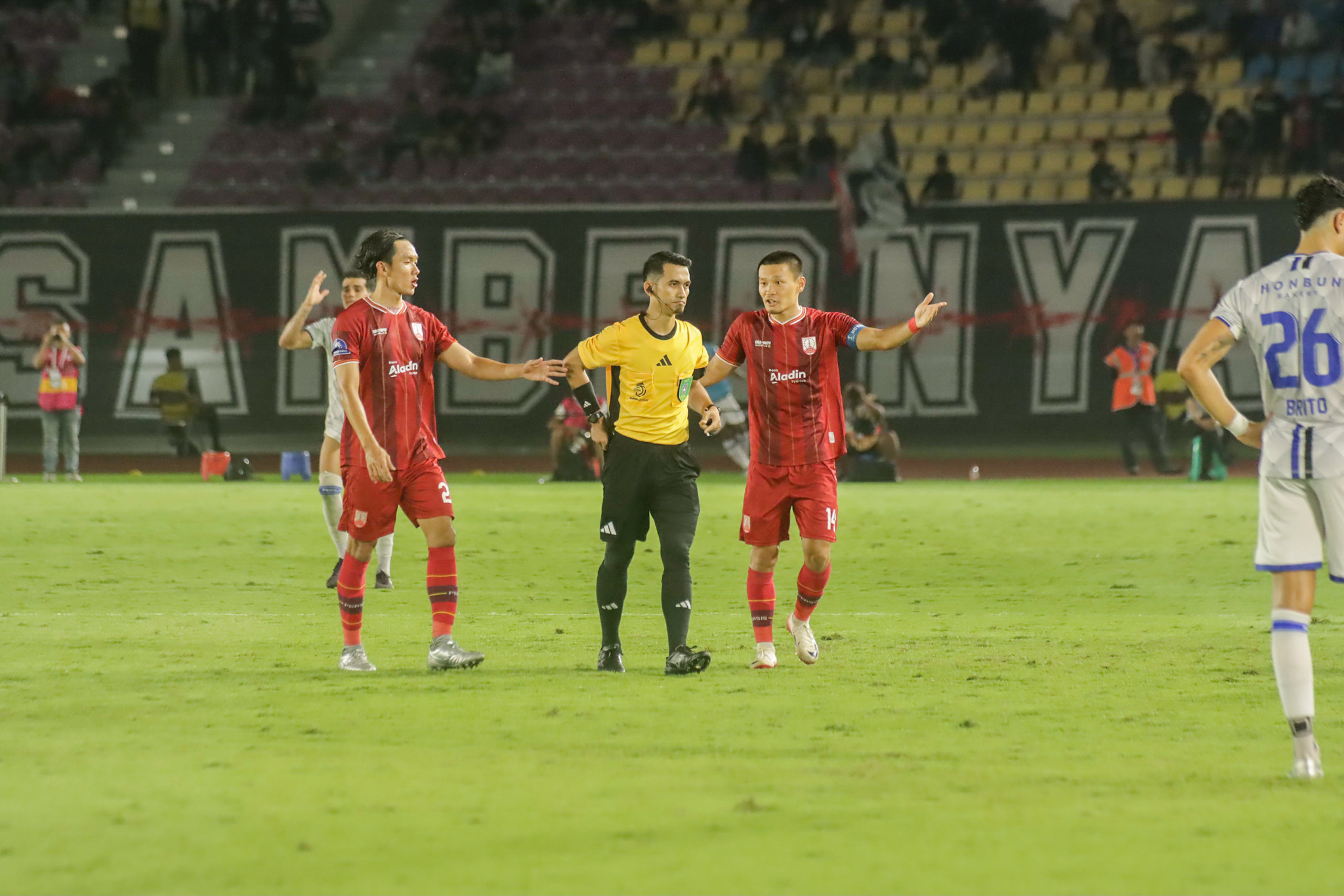 KRITIK TAJAM: Sho Yamamoto saat melakukan protes ke wasit saat laga Persis Solo vs Persijap Jepara di Stadion Manahan, belum lama ini.