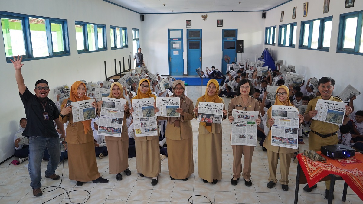 Kepala SMPN 3 Jumantono Kusnul Chotimah (tengah) bersama para guru dan murid di sela pelatihan jurnalistik bareng Jawa Pos Radar Solo, Senin (22/9/2025).