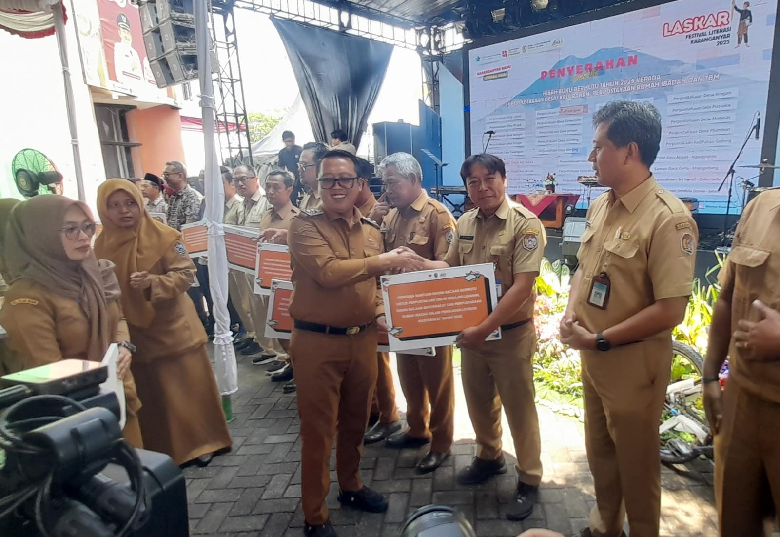 Sejumlah kepala desa dan pengurus perpustakaan desa saat mendatkan secara simbolis buku dari perpusnas melalui disarpus Karanganyar