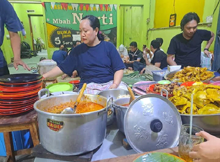 Nikmati Nasi Liwet & Bubur Lemu Mbah Narti Kartasura, kuliner malam legendaris Solo dengan cita rasa autentik & harga terjangkau.