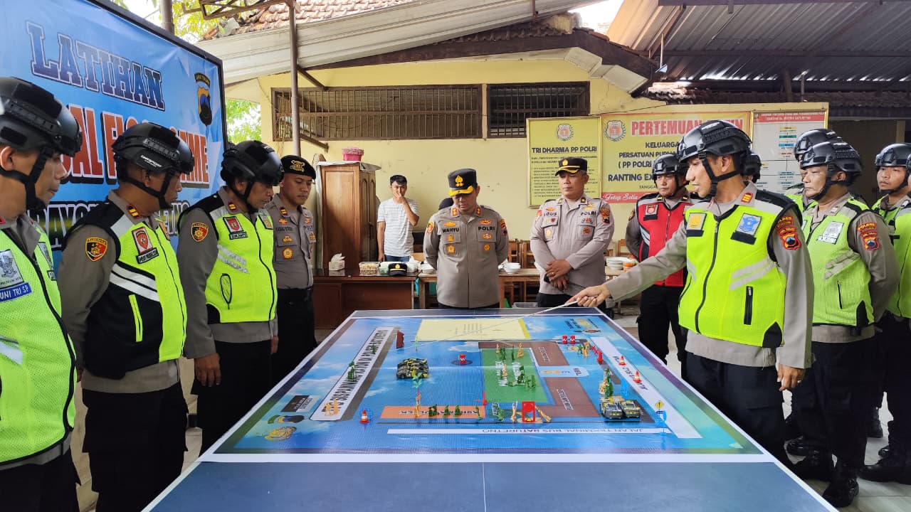 Kapolres Wonogiri AKBP Wahyu Sulistyo pantau Tactical floor game untuk menyamakan pola tindak pengamanan mako di lapangan.