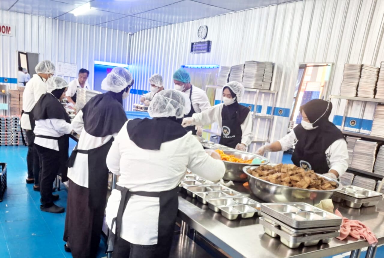 Proses pengolahan menu MBG di SPPG Pranan, Kecamatan Polokarto, Sukoharjo, belum lama ini.