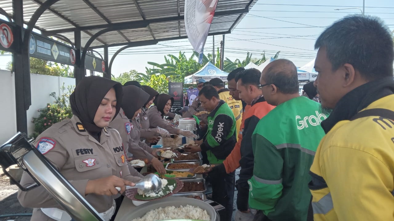 Puluhan driver ojek online santap hidangan, cuci, dan servis motor gratis dalam program Lampu Emas di Satpas Polres Sukoharjo, Selasa (23/9).