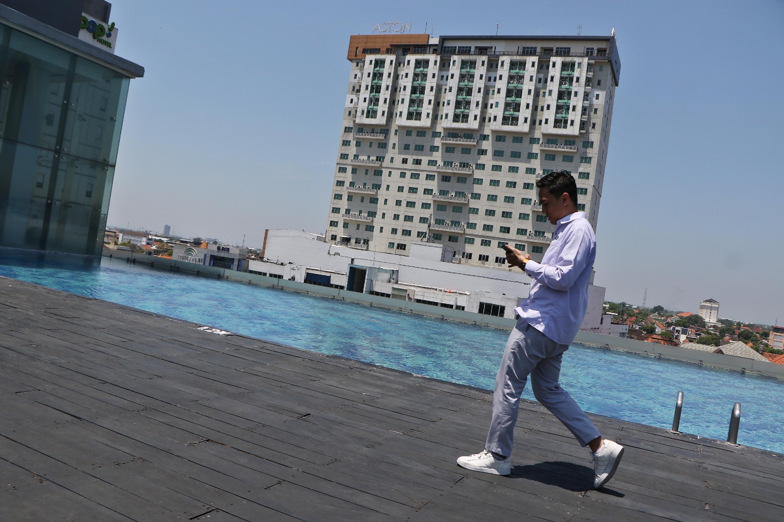 PANORAMA INDAH: Salah satu pengunjung hotel di Kota Solo tengah me,ihat fasilotas kolam renang hingga rooftop si hotel tersebut.