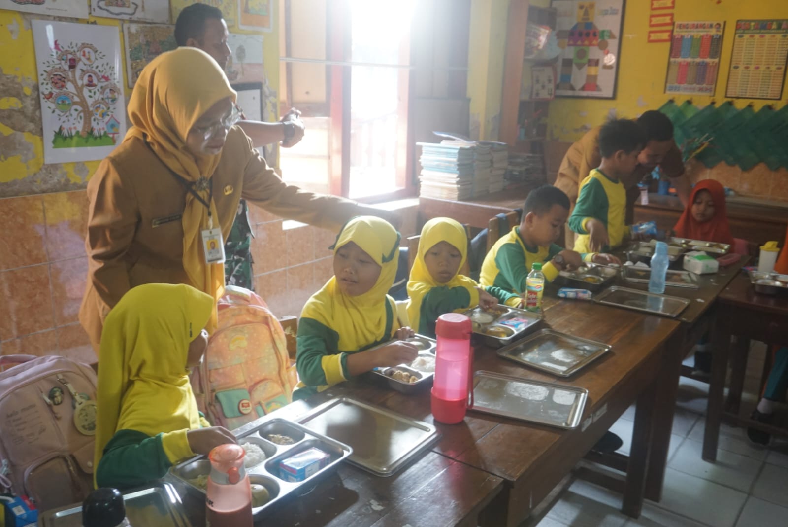 Pelaksanaan Makan Bergizi Gratis (MNG) di SD Negeri Mlese, Ceper, Klaten. (Angga Purenda/Radar Solo)