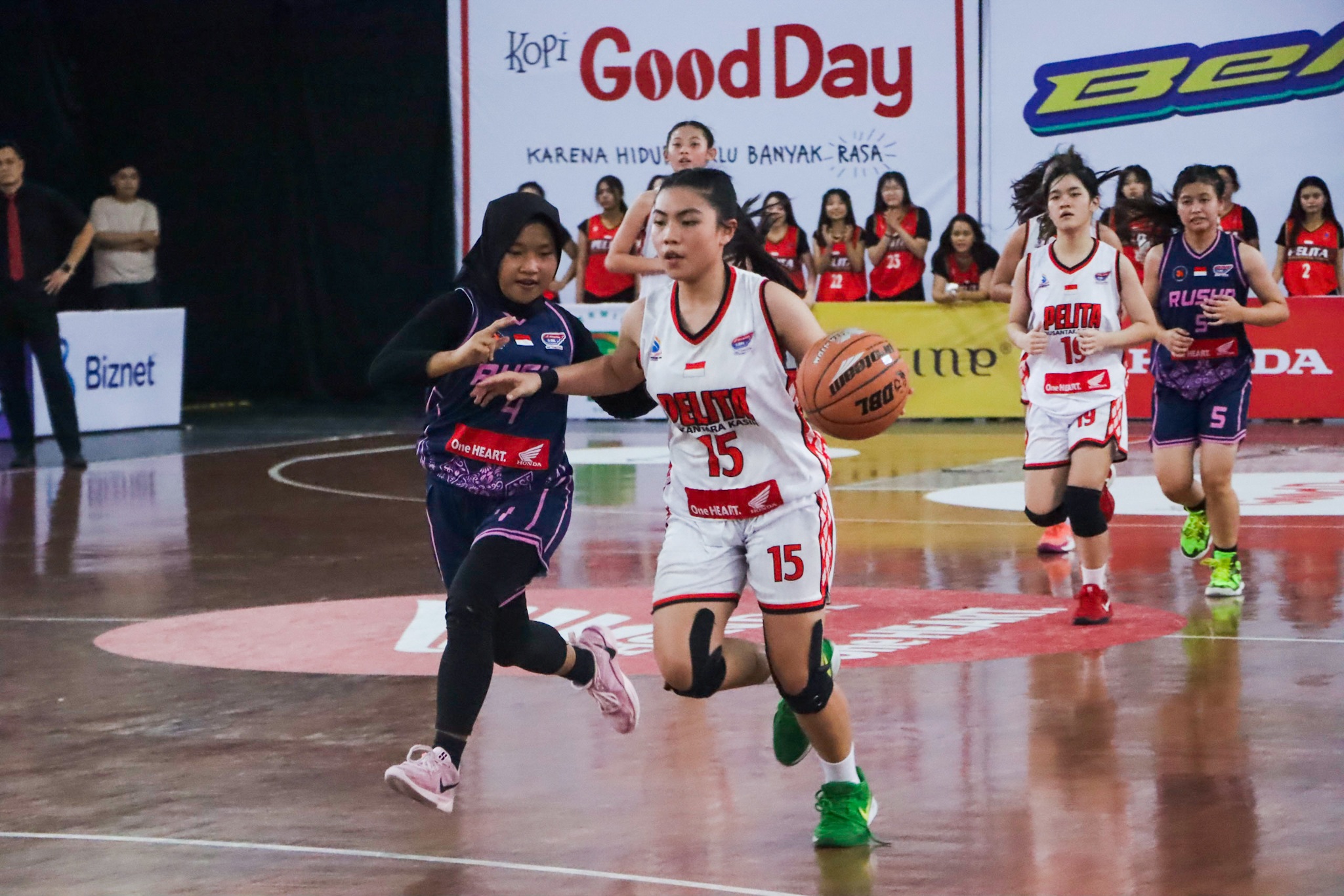 SUSAH DIJAGA: Bintang SMA PNK Surakarta Jovelyn Andrea (jersey nomor 15) saat melawan SMA Unggulan RUSHD Sragen di Sritex Arena.