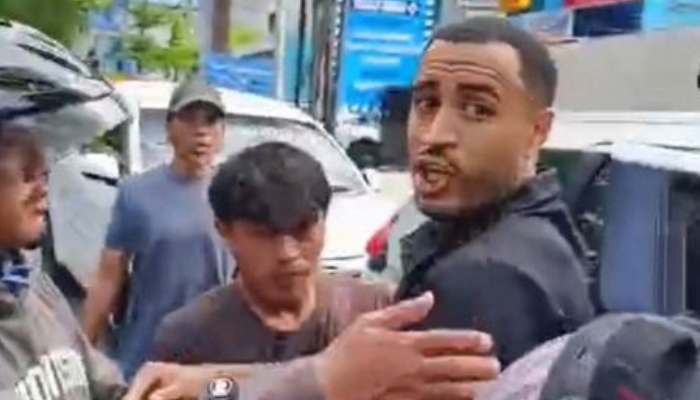 Tangkapan layar Victor Luiz, bek PSM Makassar usai diduga lakukan pemukulan terhadap pengendara lain.