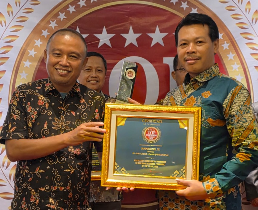 Direktur PT GAU Wonogiri (Perseroda) Suharsono (kanan) saat mendapatkan penghargaan baru-baru ini.