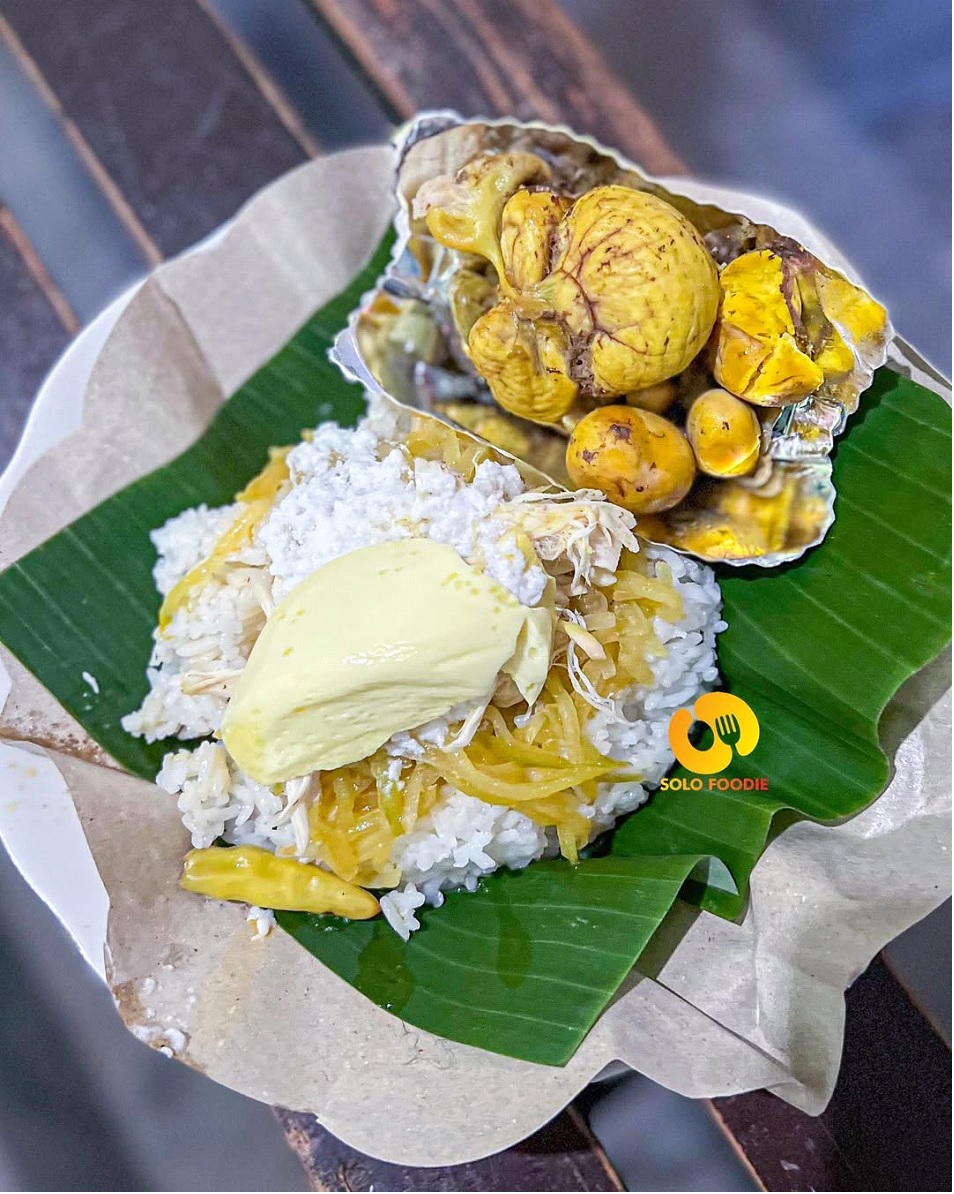 Nikmati Nasi Liwet Bu Rebi di Gatak Sukoharjo, kuliner malam legendaris dengan sego tumpang autentik dan harga ramah kantong.