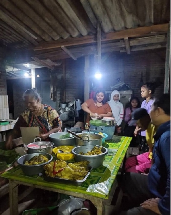Nasi Liwet Mbah Kisut Baki Sukoharjo, kuliner malam legendaris dengan rasa otentik, porsi besar, dan harga ramah di kantong.