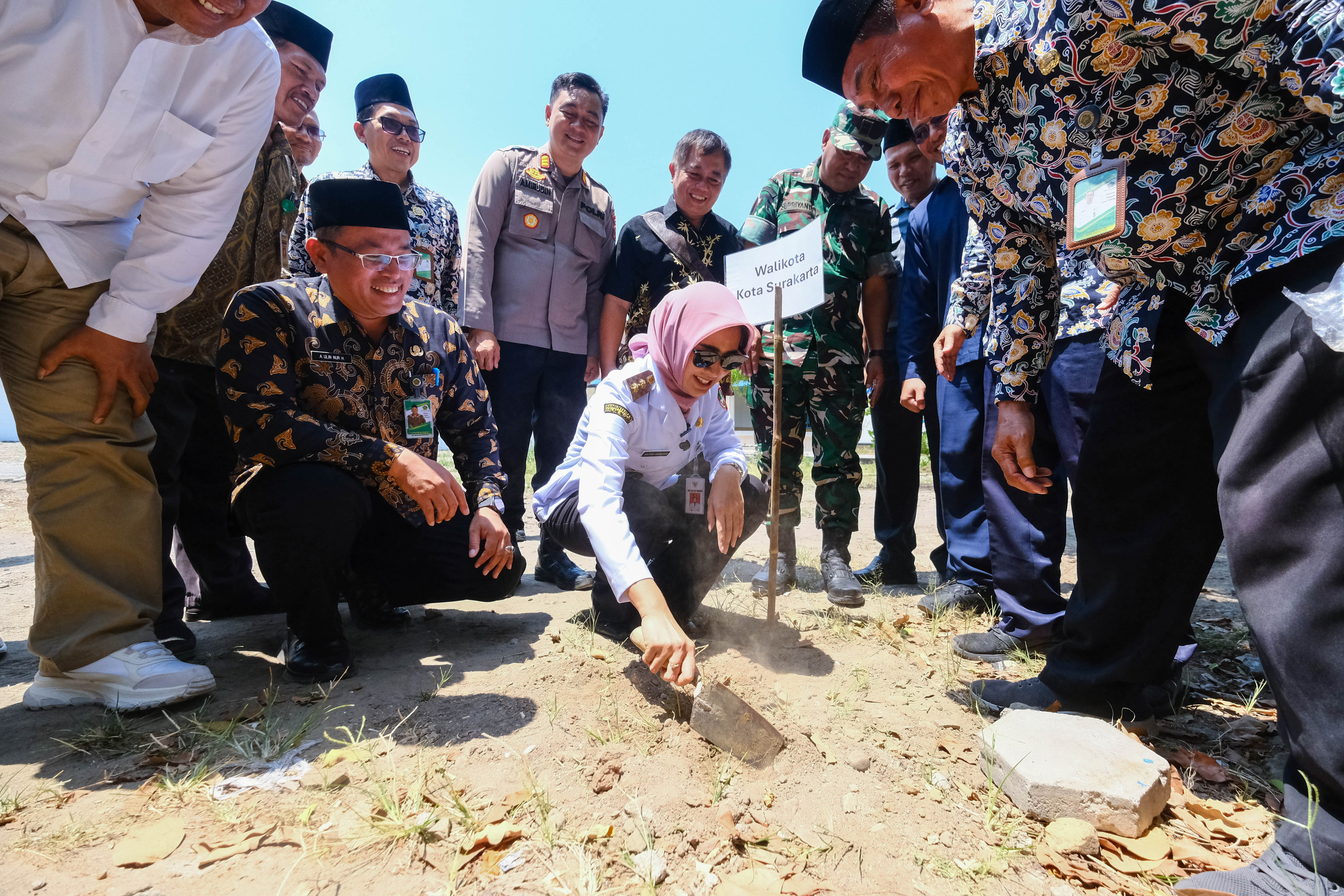 Wawali Solo Astrid Widayani launching gerakan pembuatan biopori halaman tempat ibadah. (Humas Pemkot Solo)