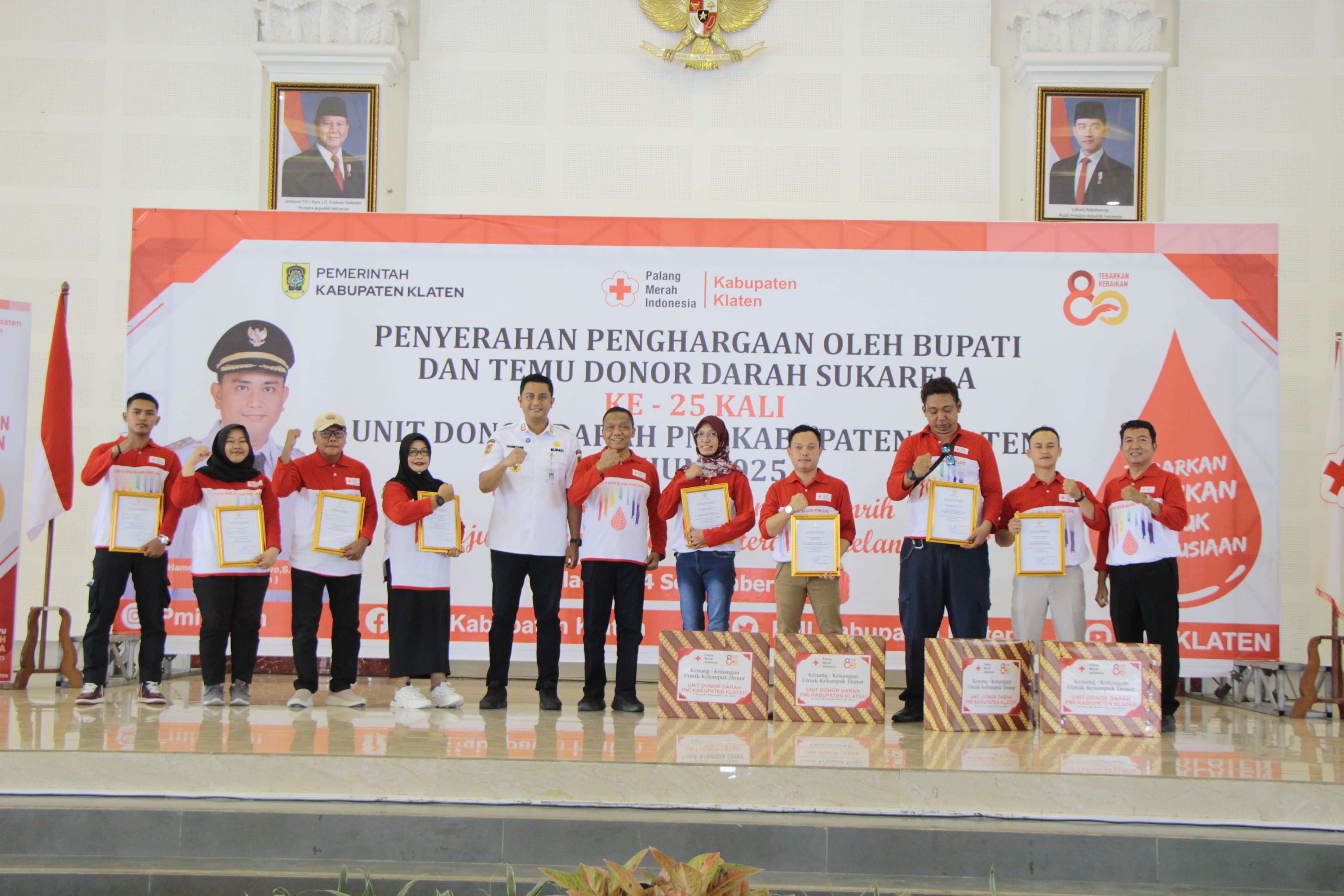 Penyerahan piagam penghargaan dan temu donor darah sukarela ke-25 kali di Grha Bung Karno. (Angga Purenda/Radar Solo)