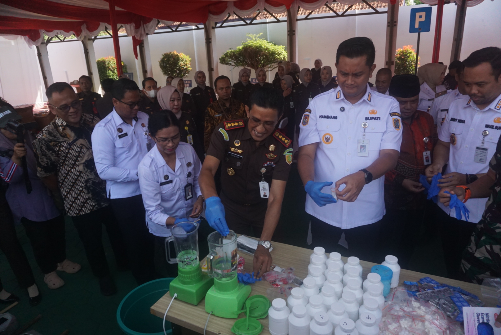 Kepala Kejari dan Forkopimda Klaten melakukan pemusnahan barang bukti di halaman Kantor Kejari Klaten. (Angga Purenda/Radar Solo)