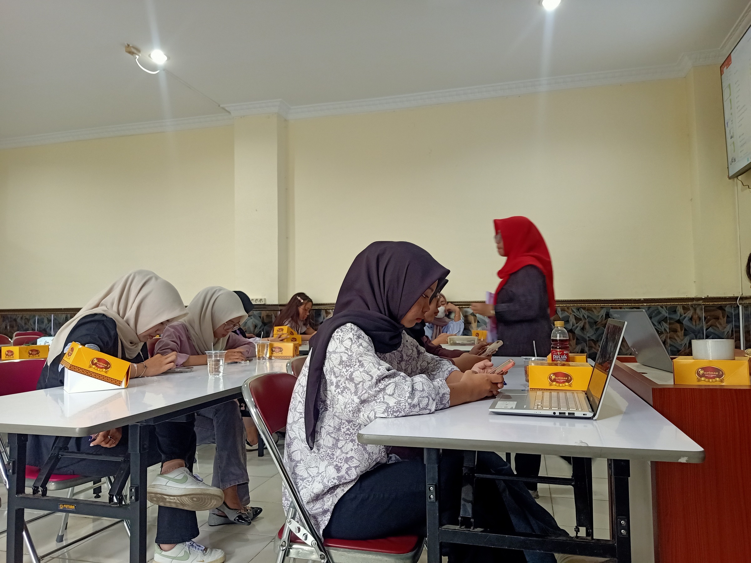 Kegiatan Pelatihan dan penerapan digital marketing dari tim PKM Dosen Universitas Duta Bangsa Surakarta.
