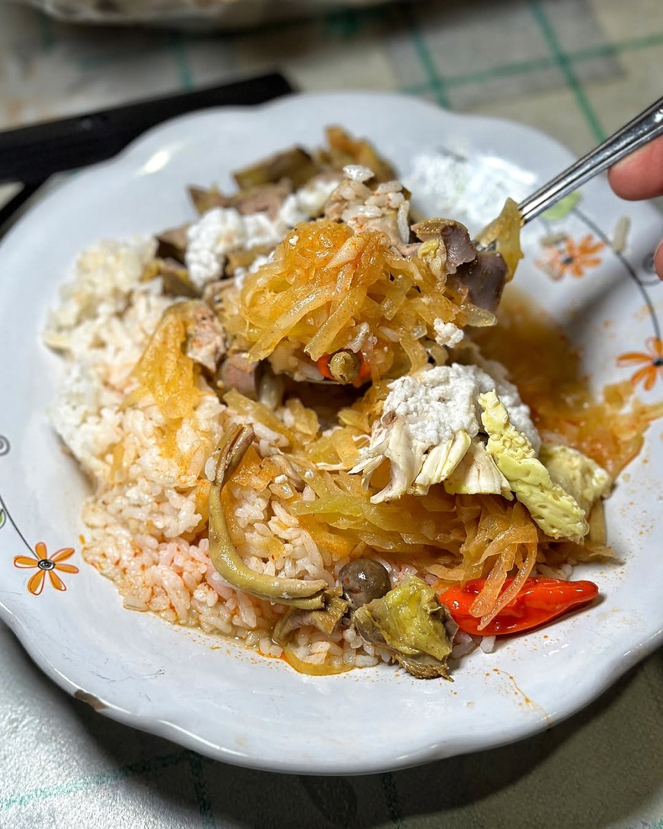 Nikmati Nasi Liwet Bu Rohmi Sukoharjo, porsi jumbo, rasa gurih otentik, hanya Rp6.000. Kuliner legendaris wajib dicoba!