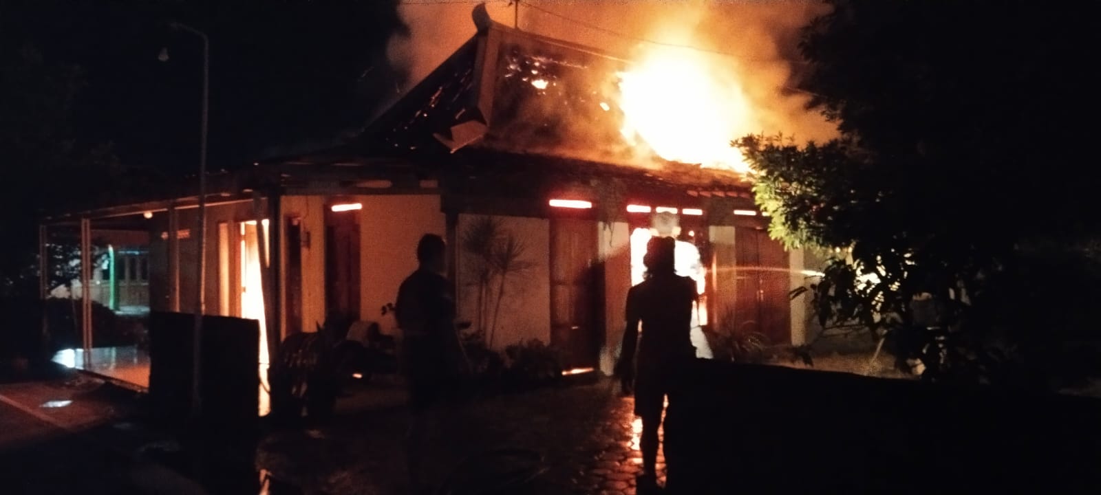 Kebakaran rumah limasan di Tanon Sragen, kerugian diperkirakan Rp150 juta. Tidak ada korban jiwa, bantuan pemerintah segera disalurkan.