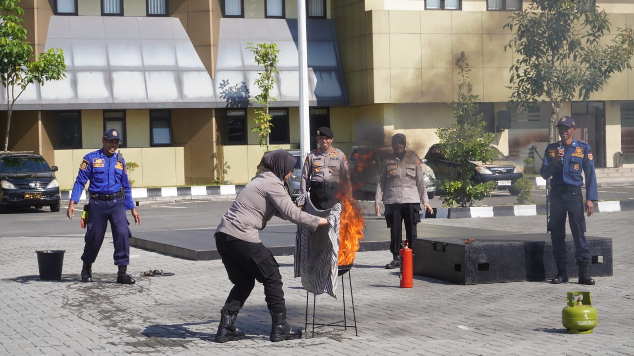 Polres Sukoharjo gelar pelatihan pemadaman kebakaran & fire drill untuk anggota, antisipasi kebakaran di kantor dan rumah.