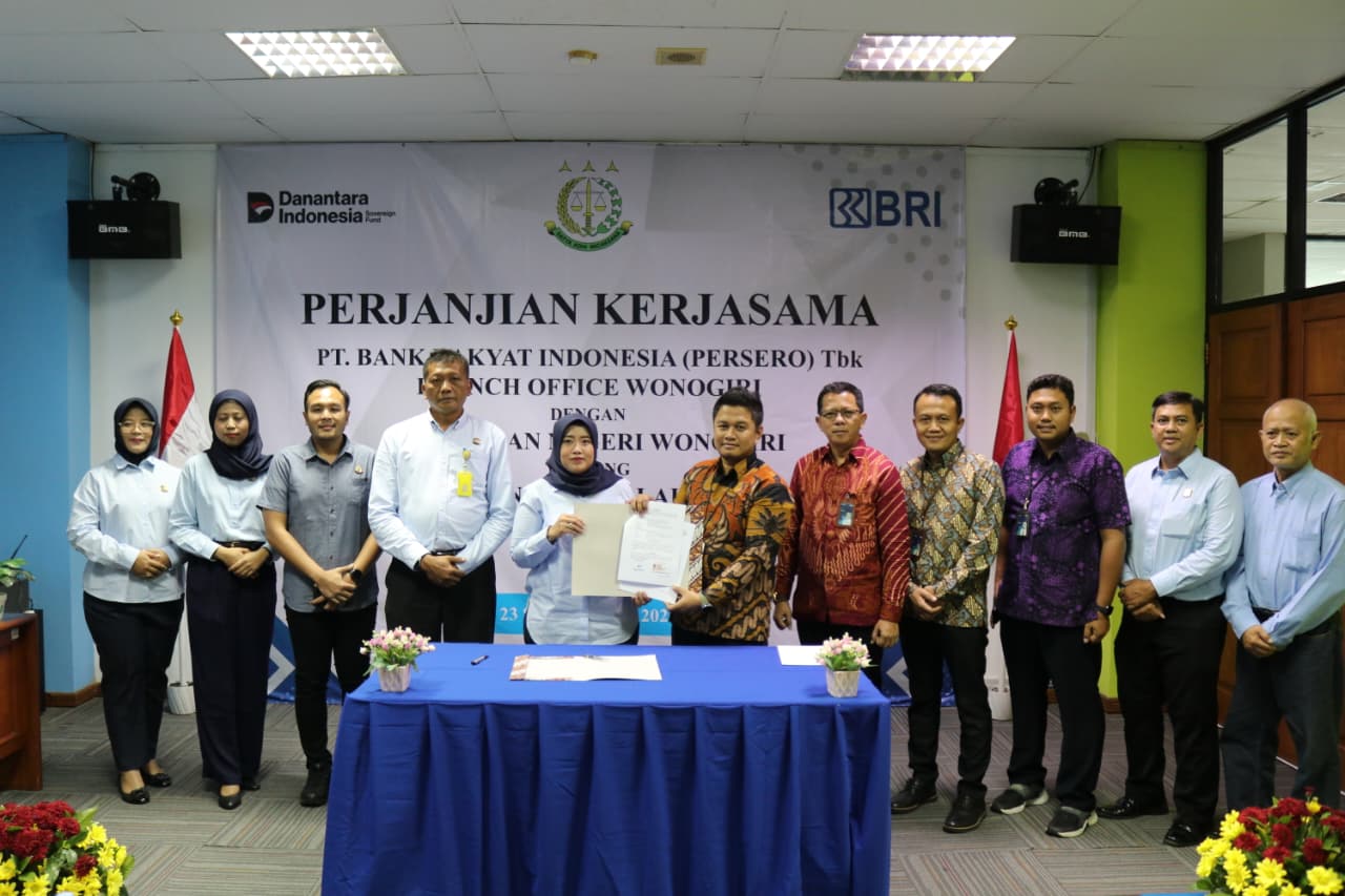 Pinca BRI Kantor Cabang Wonogiri Shaka Aji Nugraha dan Plt Kajari Wonogiri Tjut Zelvira Nofani menunjukkan perjanjian kerja sama yang diteken Selasa (23/9/2025).