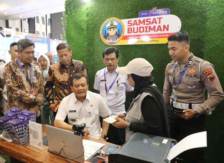 Gubernur Jateng Ahmad Luthfi membuka Gaikindo Indonesia International Auto Show (GIIAS) the Series Semarang di Muladi Dome, Universitas Diponegoro, Semarang, Rabu (24/9/2025).