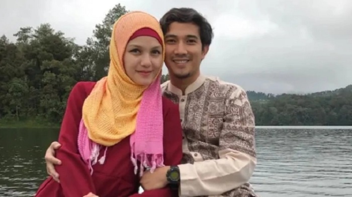 Nadya Almira, eks FTV, kembali disorot kasus tabrak lari 13 tahun lalu. Simak kisah hijrah, rumah tangga, dan suaminya Ray Rendy.