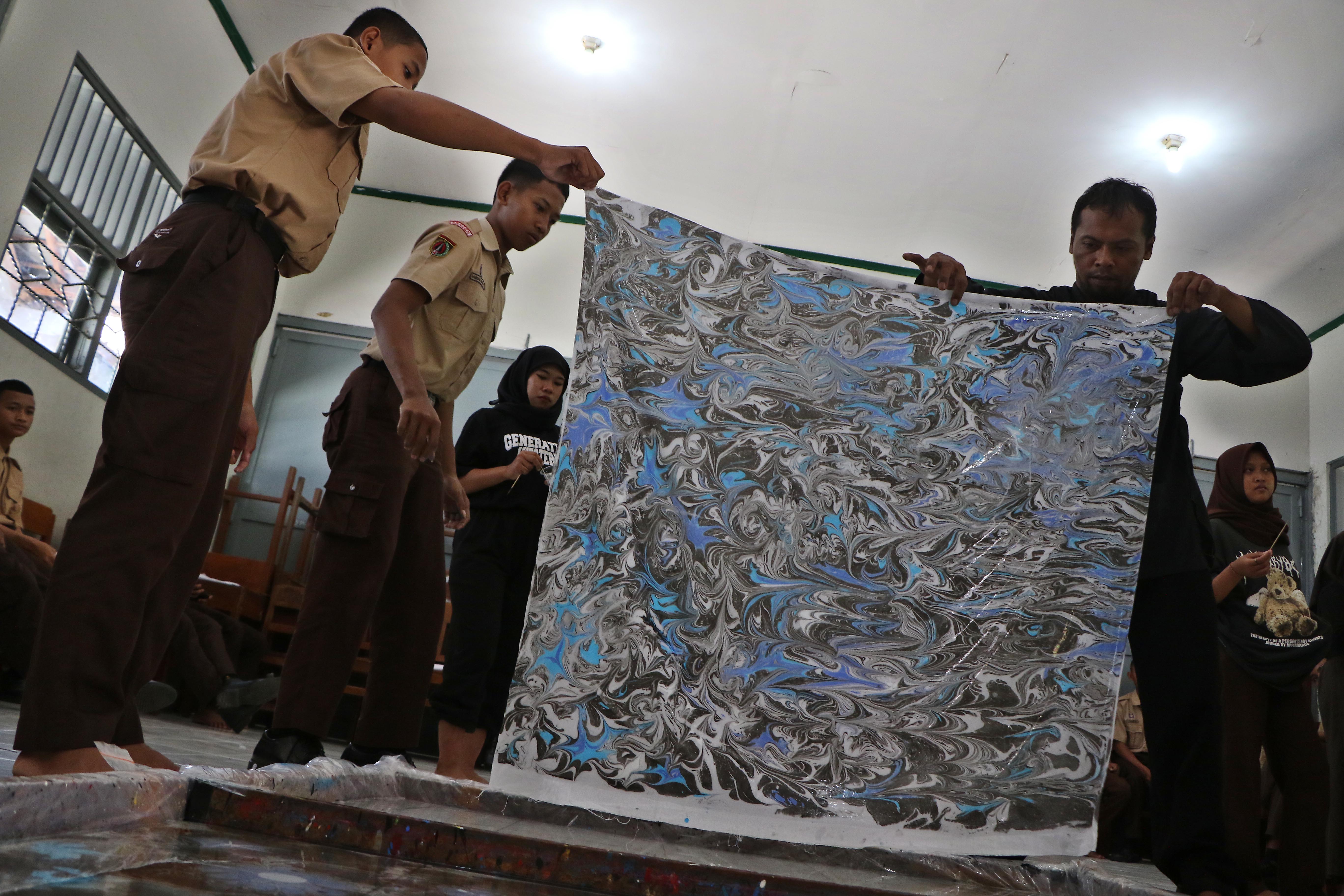 Batik unik ala Jepang karya SMK 1 Plupuh Sragen. (Arief Budiman/Radar Solo)